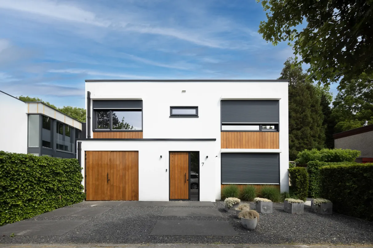 Modernes Haus mit ROMA Rollläden